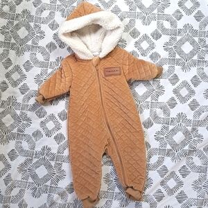 Tahari Baby quilted velour fleece lined hood full zip onesie sz6-9mos